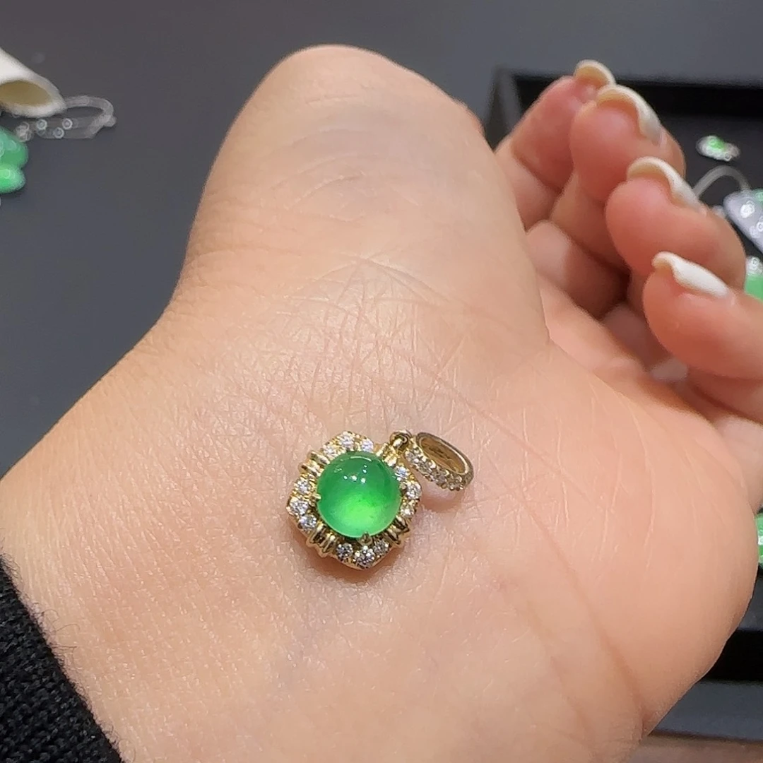 翡翠颈饰18K金镶嵌蛋面