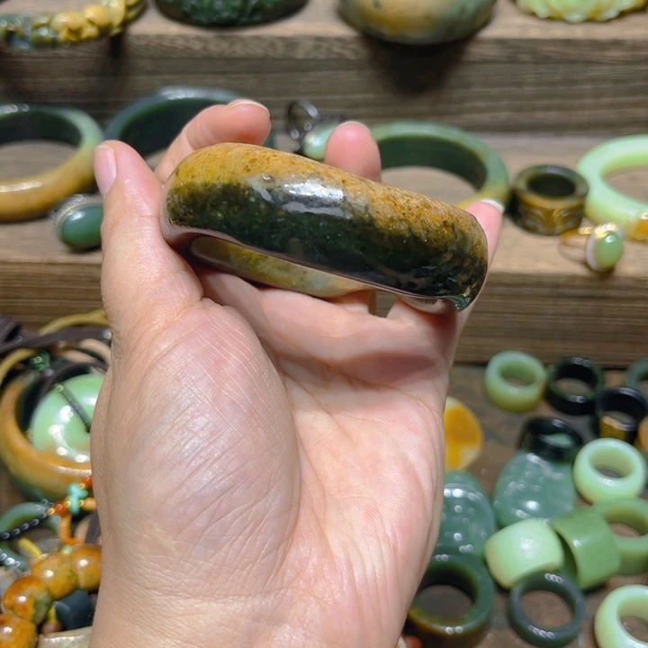 胡***室未镶嵌手镯岫岩河磨玉（透闪石质玉）