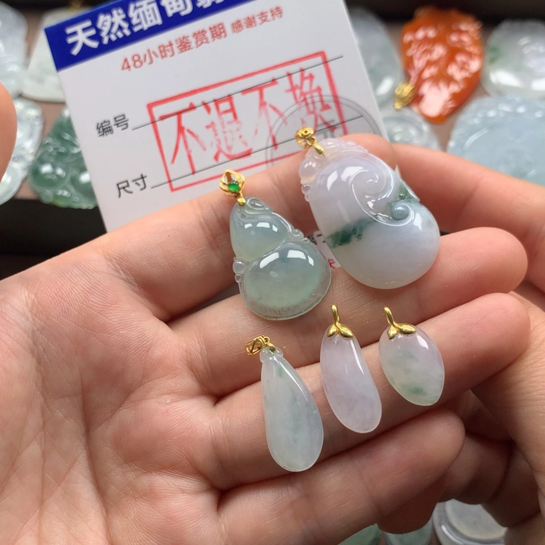 翡翠18K金镶嵌颈饰努****干天然翡翠