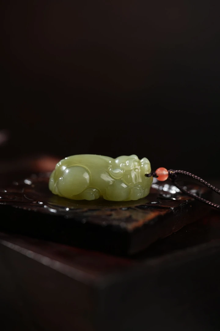 新疆和田玉  沙枣青貔貅吊坠多样性发一件