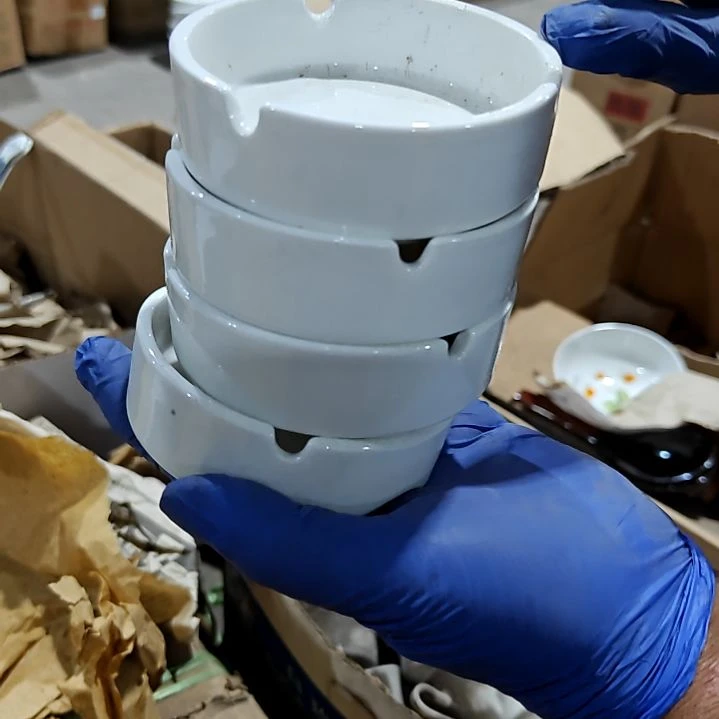 瓷片盘子碗茶壶啥都有