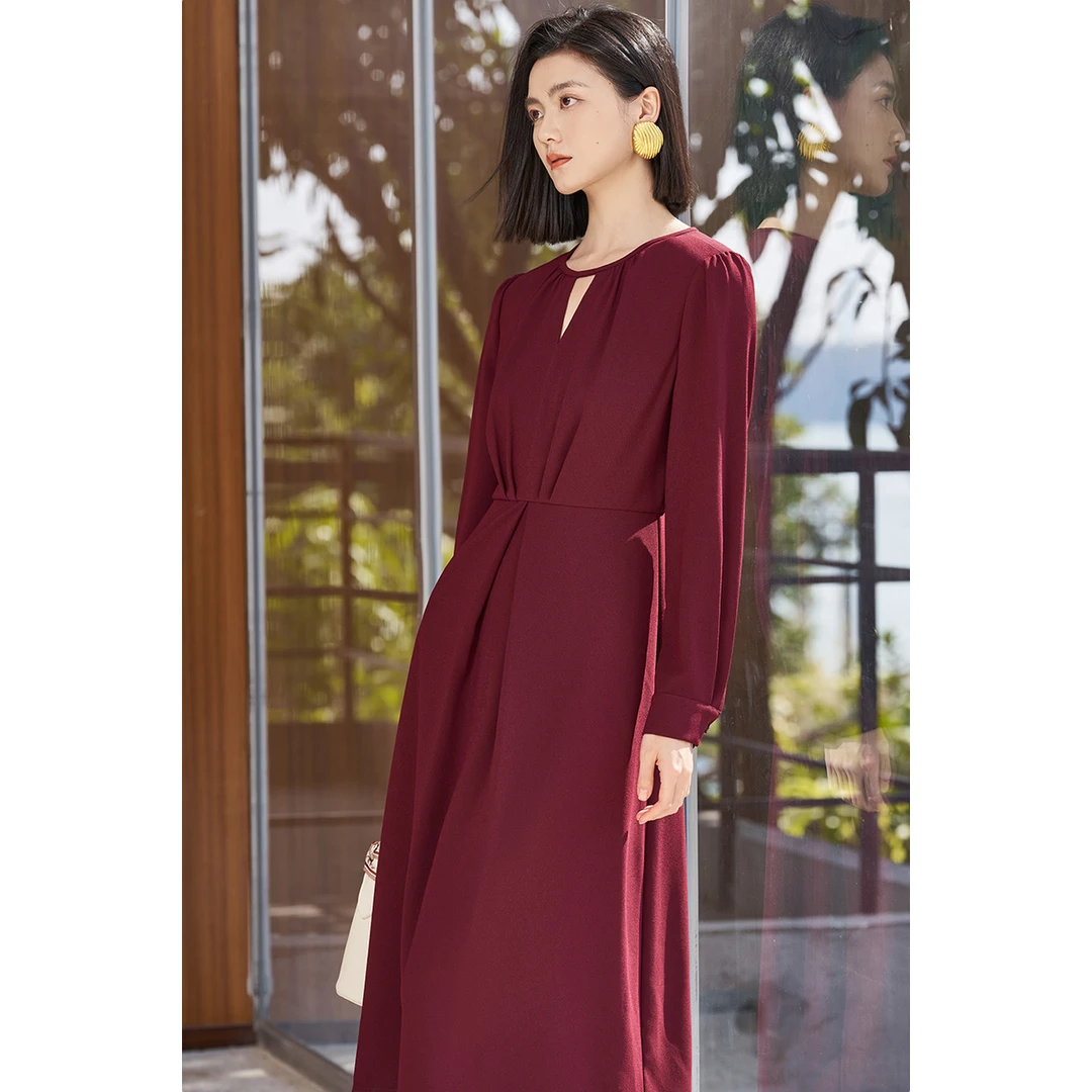 米思阳2025新款设计感镂空V领连衣裙红色新年礼服裙子5R25AL5360