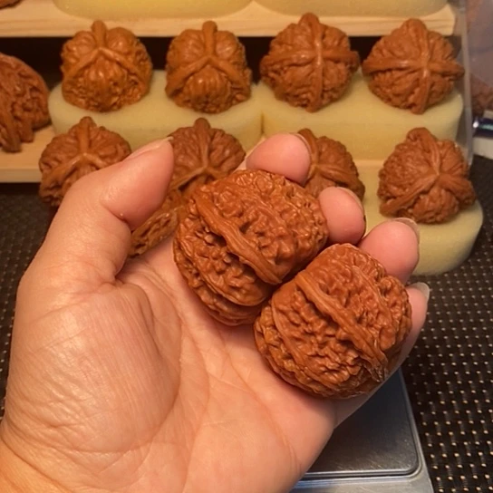 欧***以文玩核桃吊坠核桃