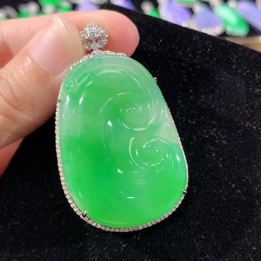 翡翠18K金镶嵌颈饰