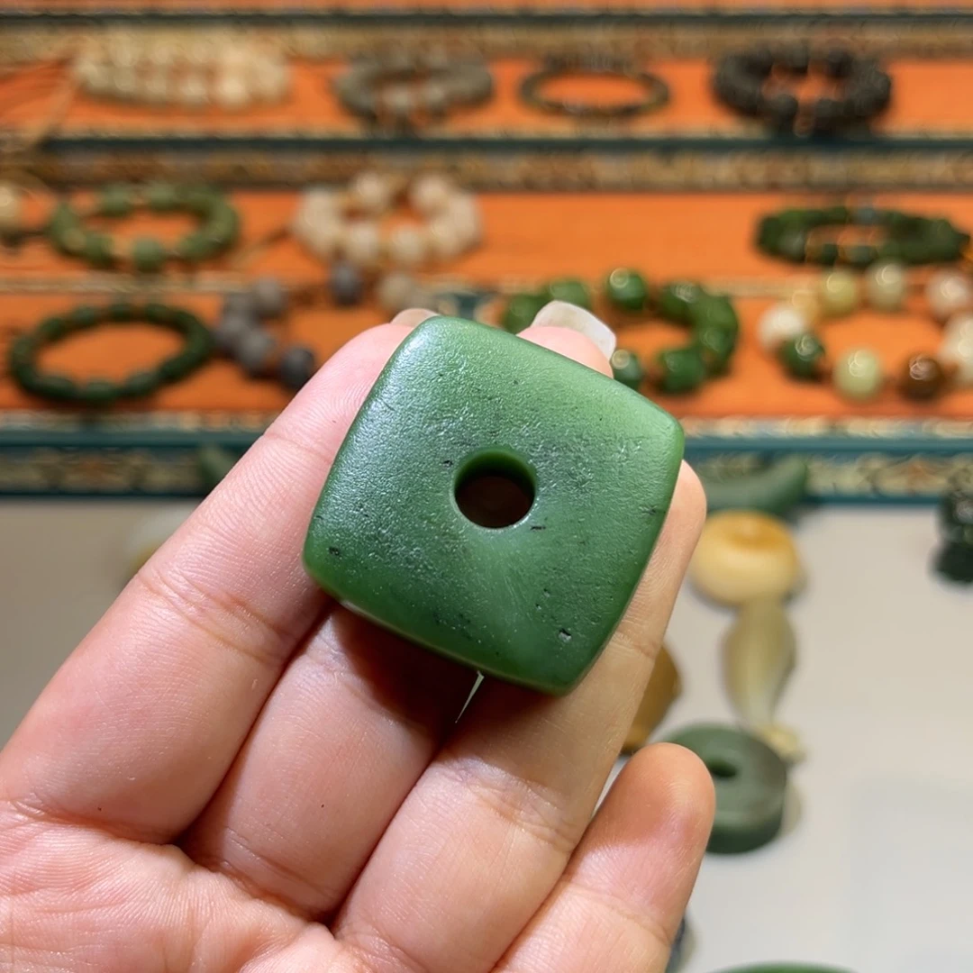 颈饰未镶嵌和田玉滨*