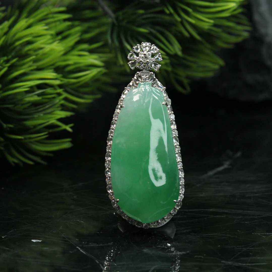 ZB37天然缅甸翡翠A货阳绿色福瓜吊坠/101352嘉禾臻宝拍卖