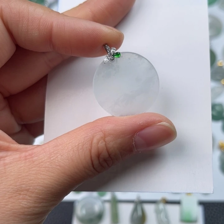 翡翠18K金镶嵌颈饰无事圆牌