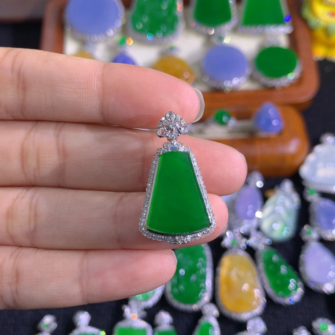 大***乡翡翠18K金镶嵌颈饰