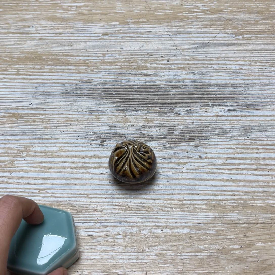 瓷片贤**天密密麻麻地排列着一个