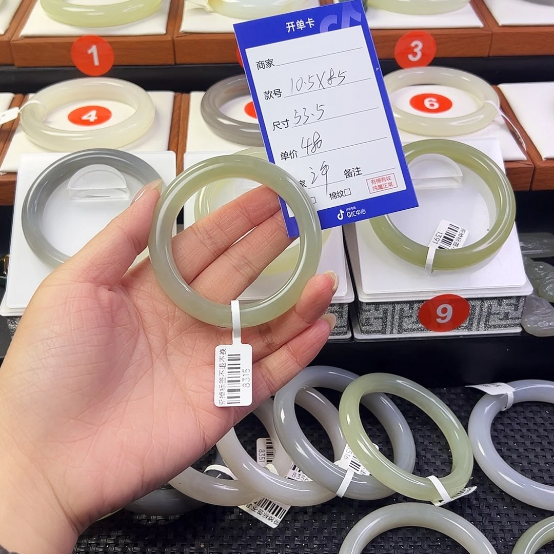 许***静和田玉未镶嵌手镯