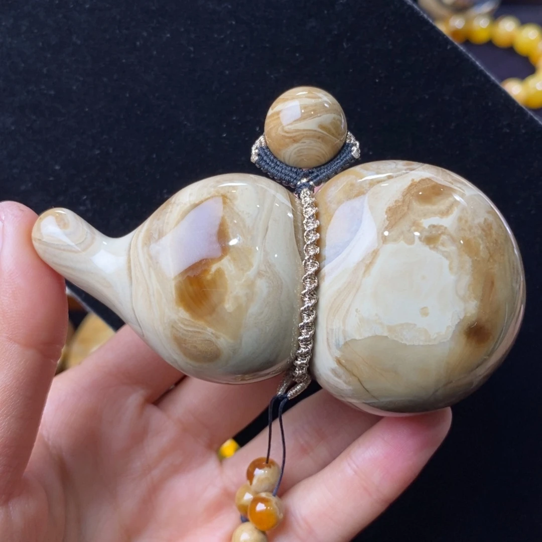 琥珀未镶嵌颈饰61.2克