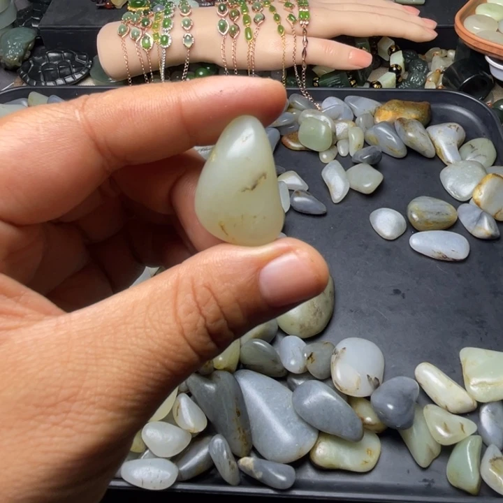 致***己和田玉未镶嵌珠宝奇石