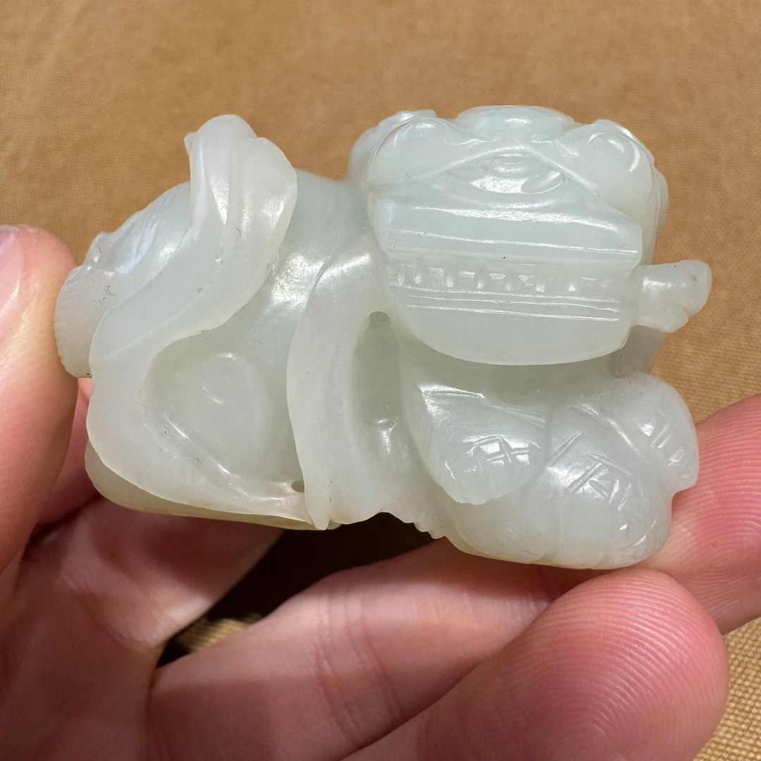 小清狮子滚绣球和田玉大手把件