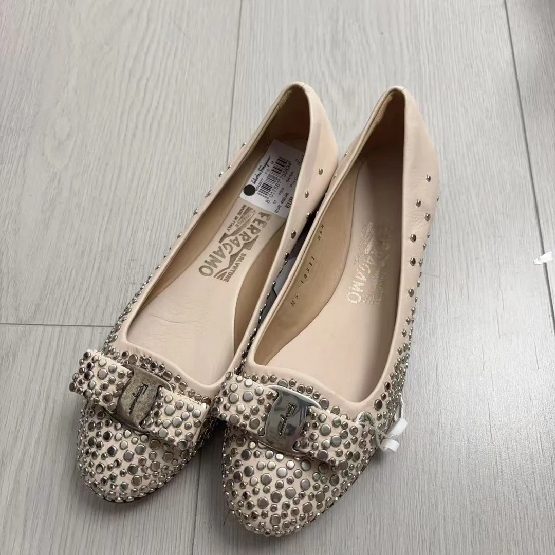 95新 FERRAGAMO/菲拉格慕 铆钉皮面平底鞋7.5码/251223JCL8A31