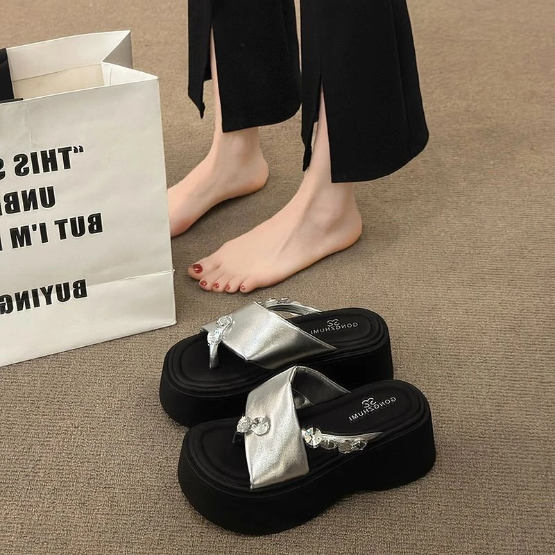 小个子松糕厚底交叉拖鞋女外穿2025夏季新款增高一字度假沙滩凉拖