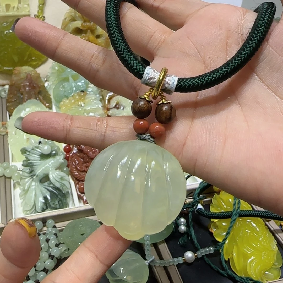 未镶嵌蛇纹石玉吊坠