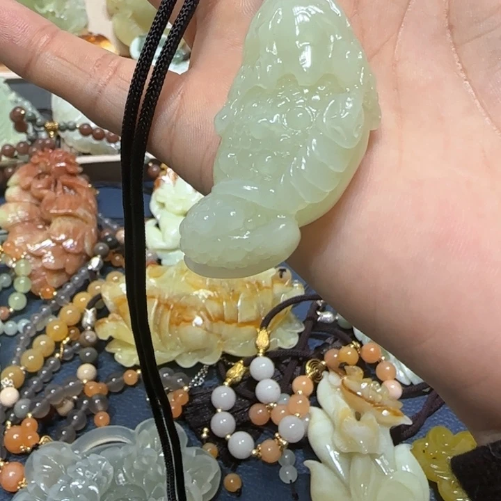 蛇纹石玉吊坠未镶嵌