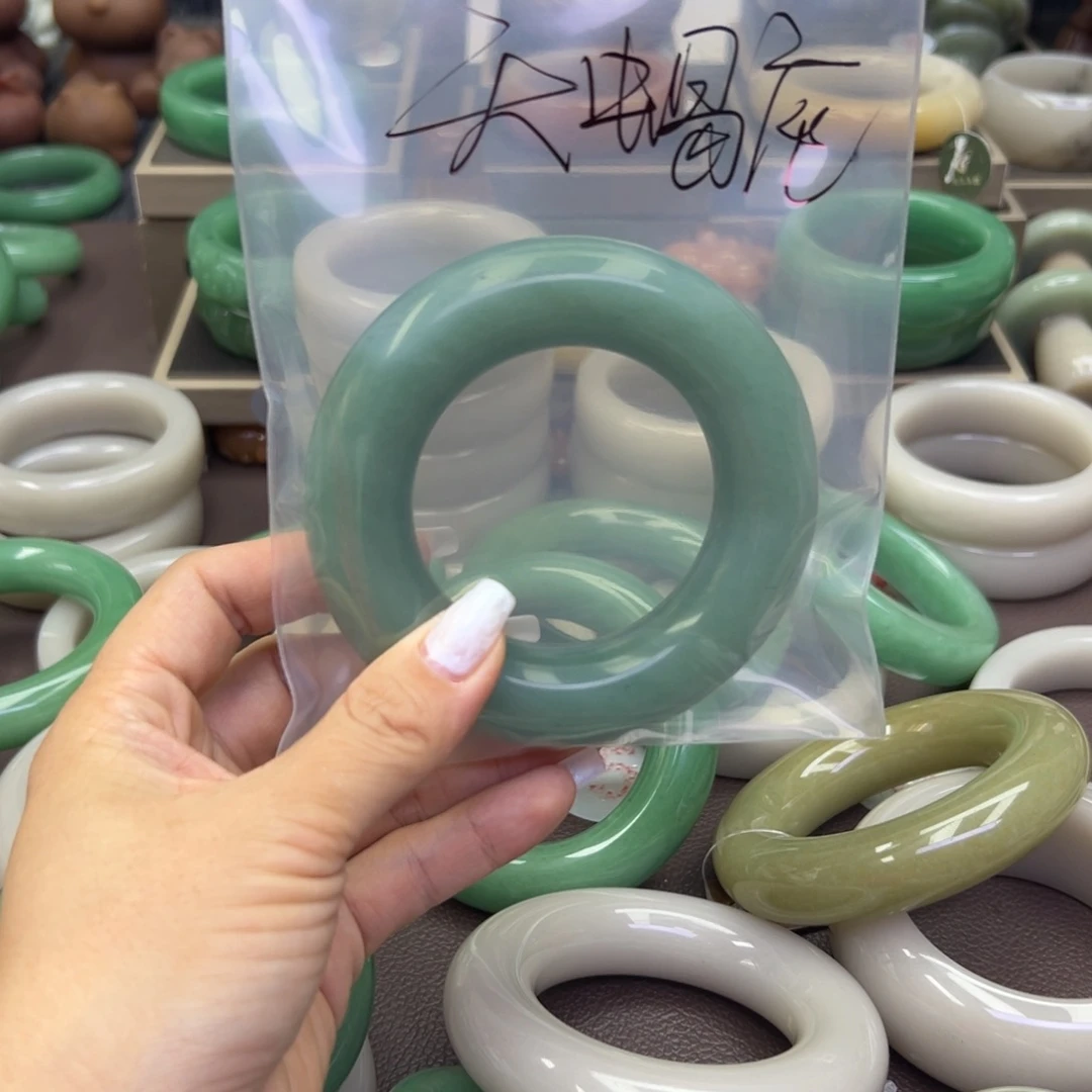 石英岩玉手镯未镶嵌*️***