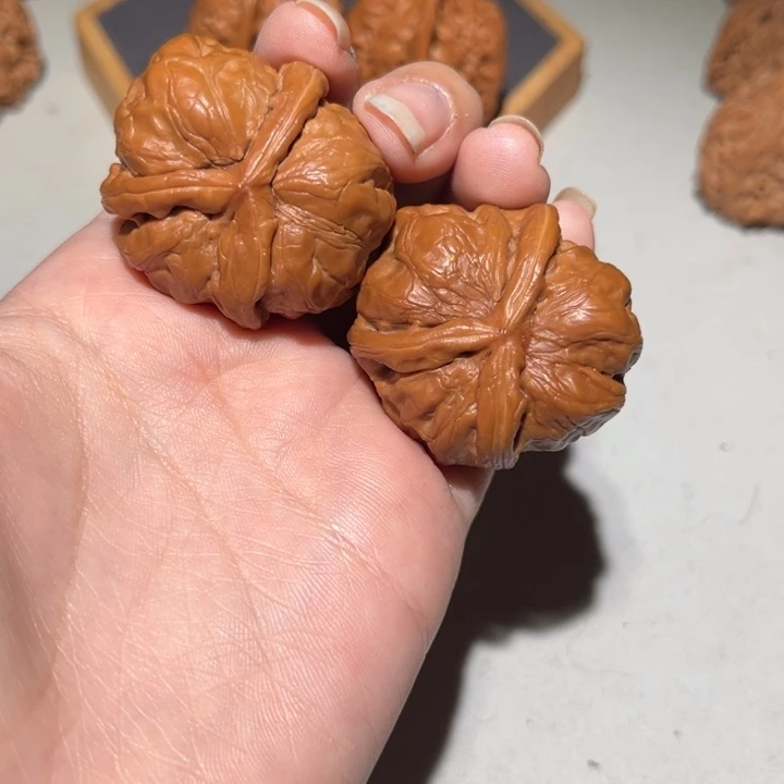 文玩核桃把件蛤蟆头三棱