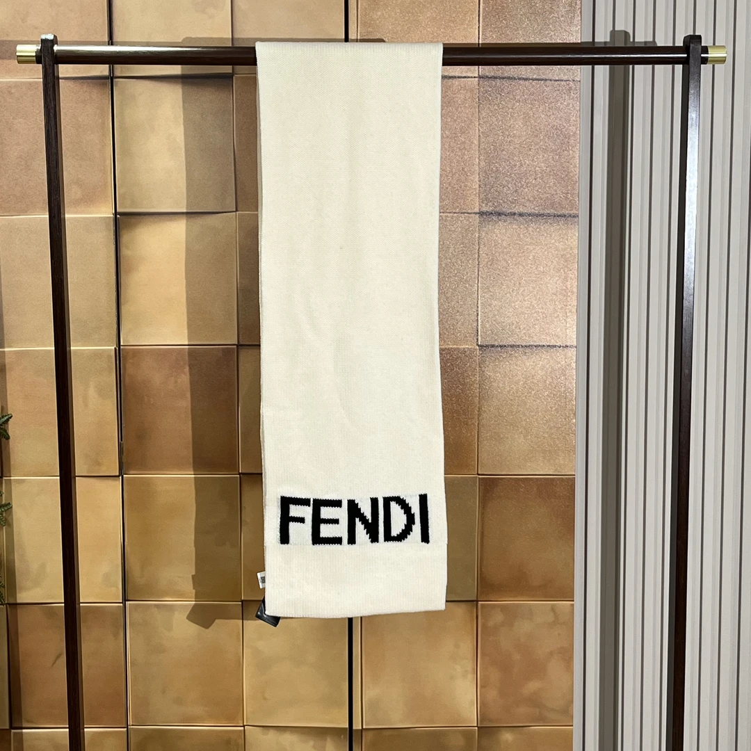 99新 FENDI/芬迪 Fendi 米白色羊毛针织围巾/180*30cm/99新/19025