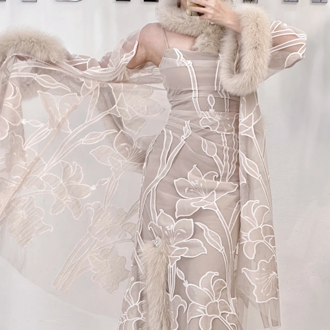 （版型无敌）裸色立体剪裁花型刺绣面料飘逸感狐狸毛围脖连衣裙套装