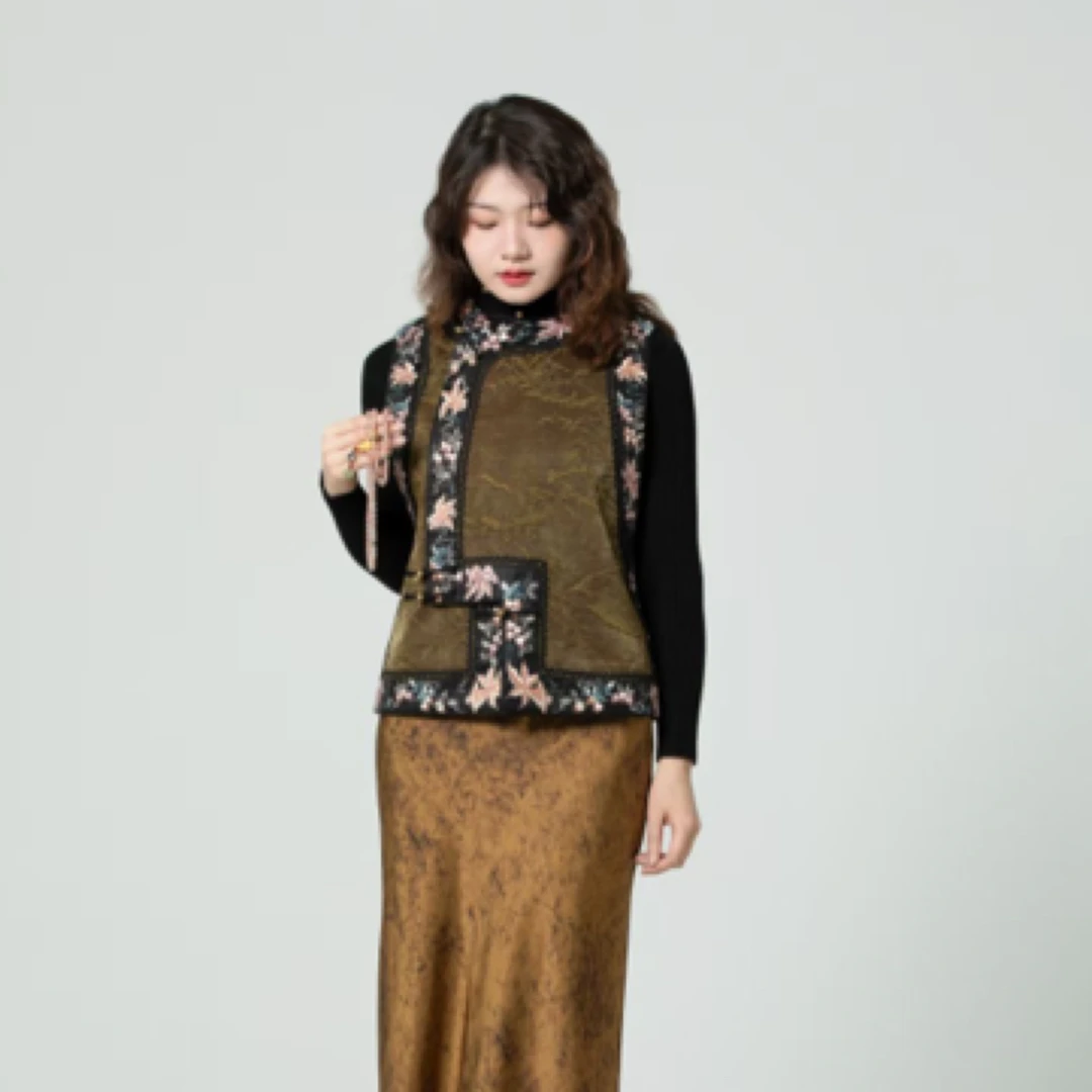 2025春季新款100蚕丝香云纱刺绣款百搭马甲手推绣宽松手工盘扣