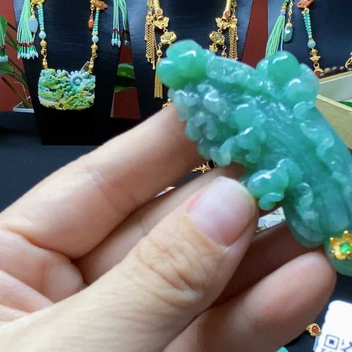 翡翠未镶嵌颈饰吊坠