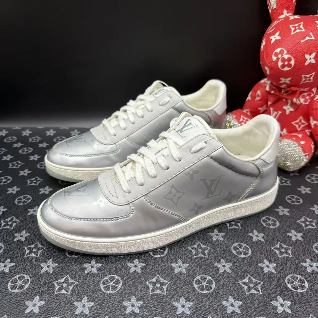 95新 LouisVuitton/路易威登 银色漆皮老花板鞋40欧码 kke587