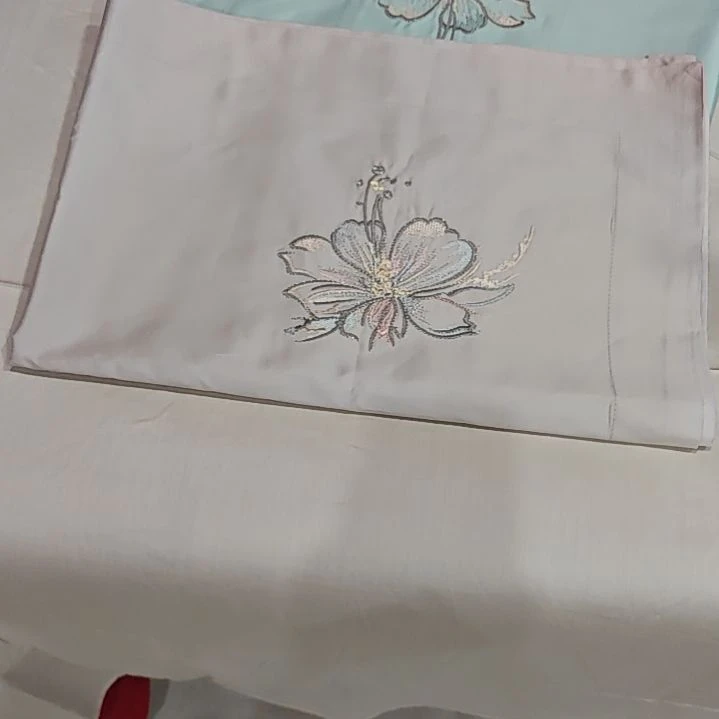 莫代尔纤维长棉枕套绣花一对浅粉色。