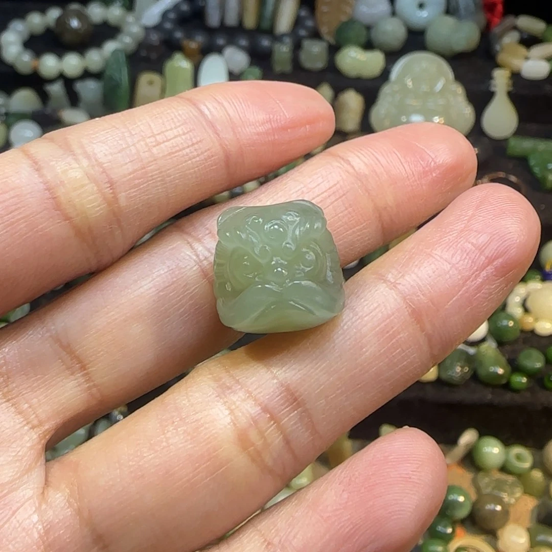 和田玉颈饰未镶嵌哈***嗝