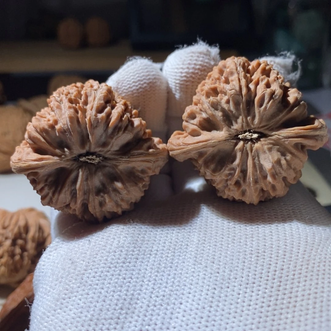 文玩核桃把件阿*啊南疆石44尺