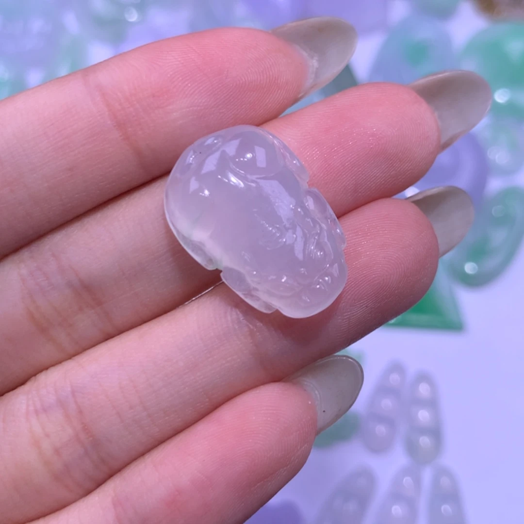 翡翠未镶嵌颈饰貔貅