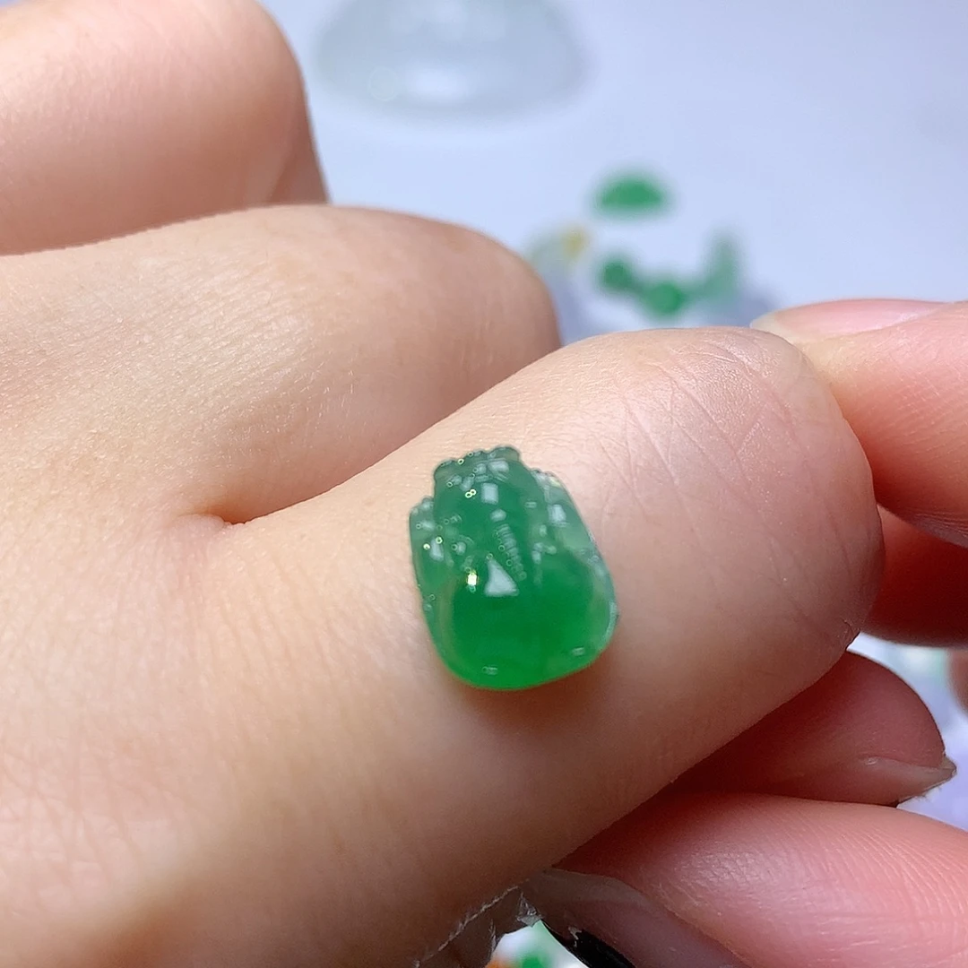 翡翠未镶嵌颈饰皮休