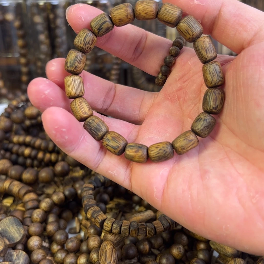 沉香手串乌身圆叶手串