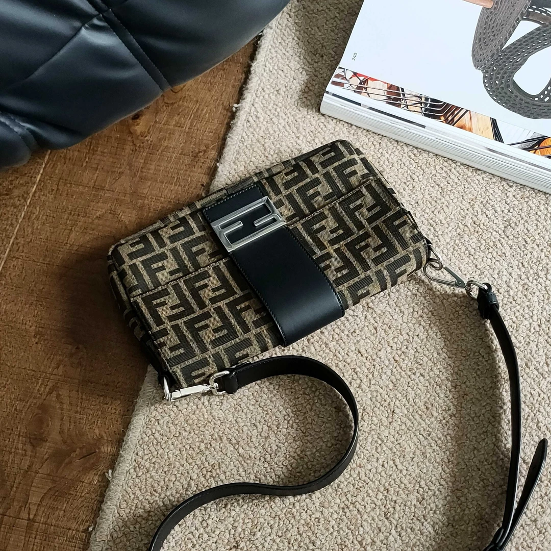 95新 FENDI/芬迪 Azul-FENDI 21款棕色布面老花法棍斜挎包 43161