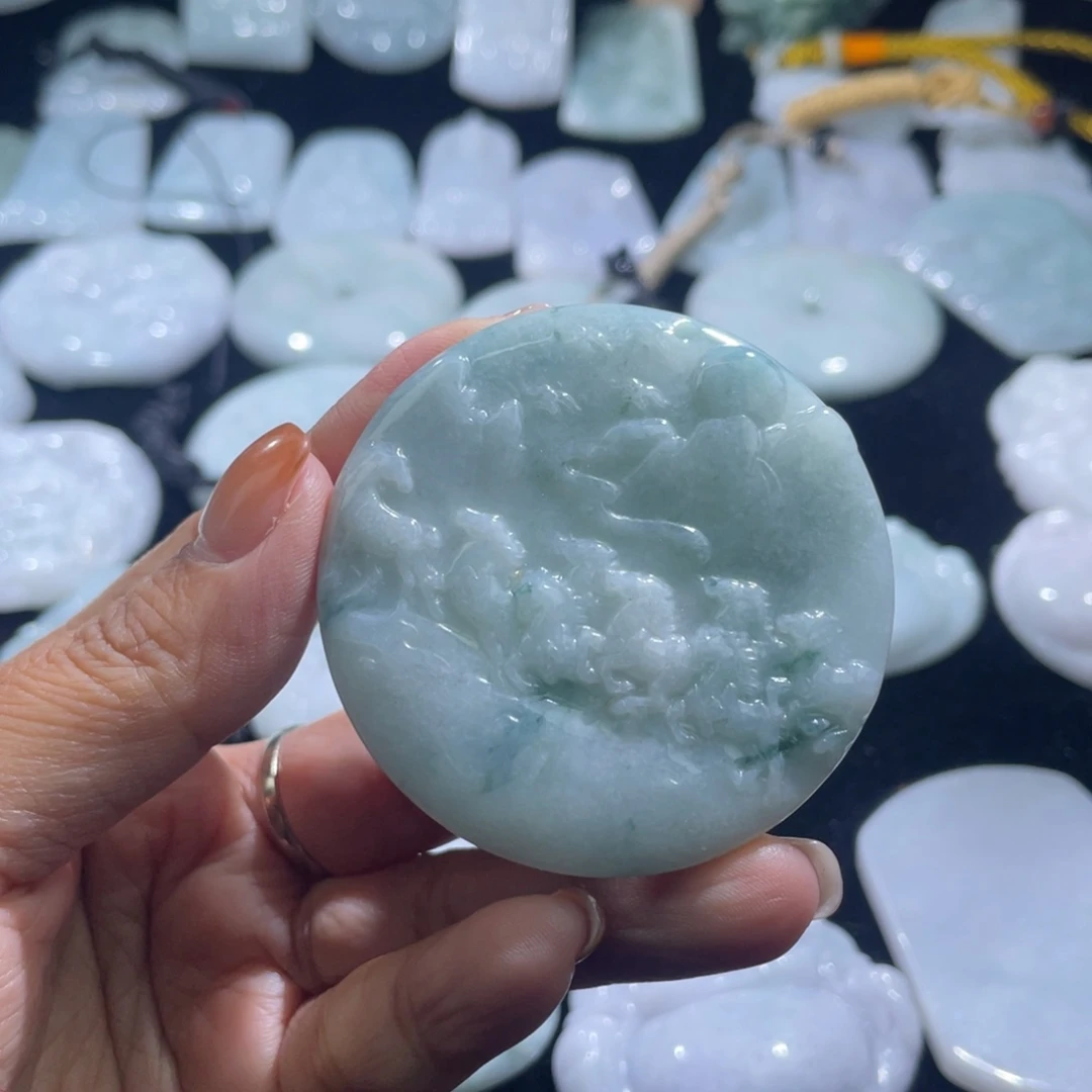 翡翠未镶嵌颈饰八骏图