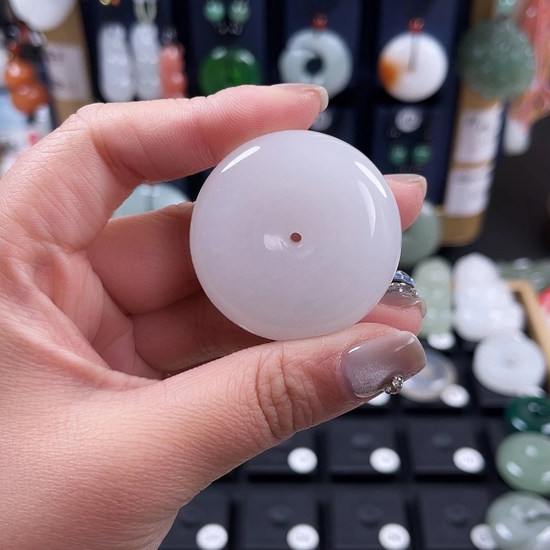 颈饰未镶嵌石英质玉贪***哥