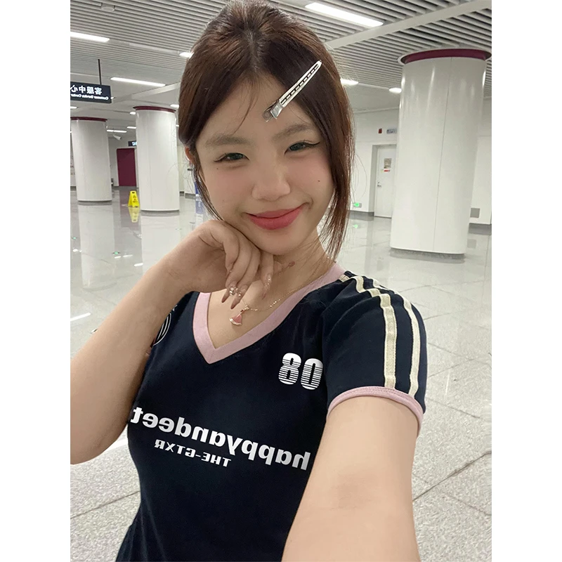 美式学院风时尚三条杠v领短袖t恤女2025新款夏季小众修身显瘦上衣