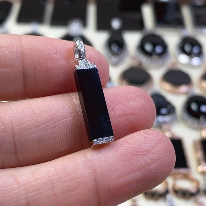 翡翠颈饰18K金镶嵌缅甸天然翡翠墨翠