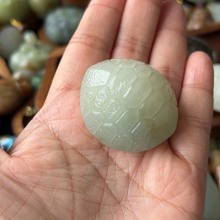 颈饰未镶嵌和田玉。**?