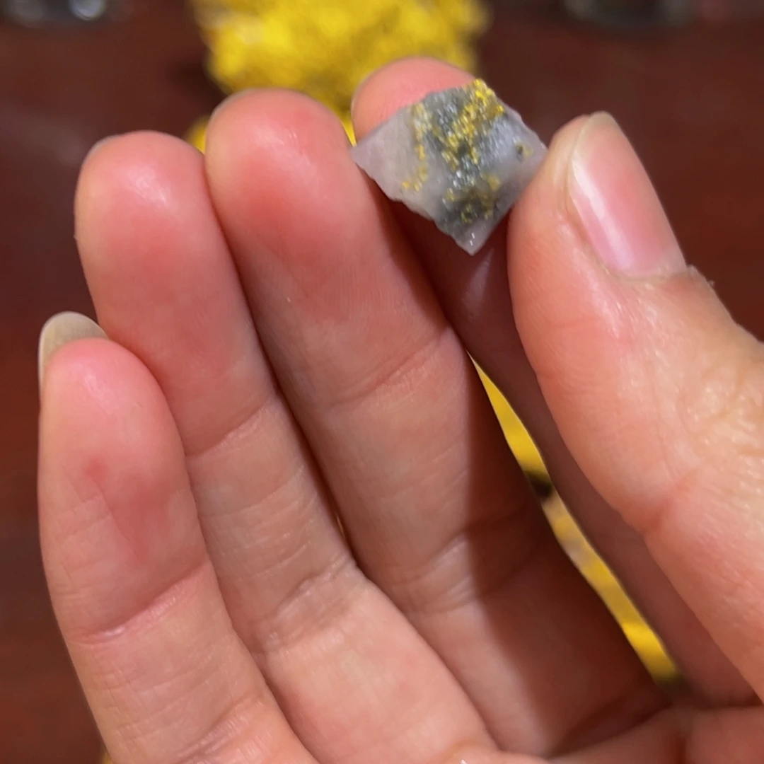 雪***灵石材明金矿石标本约1.3克