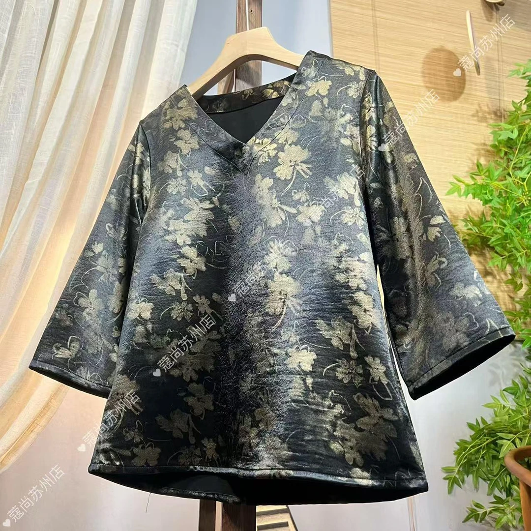 冬季新款V领倩影蝴蝶花妈妈上衣