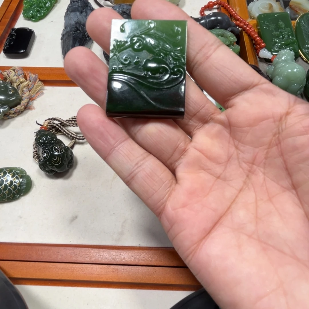 颈饰未镶嵌和田玉（碧玉）