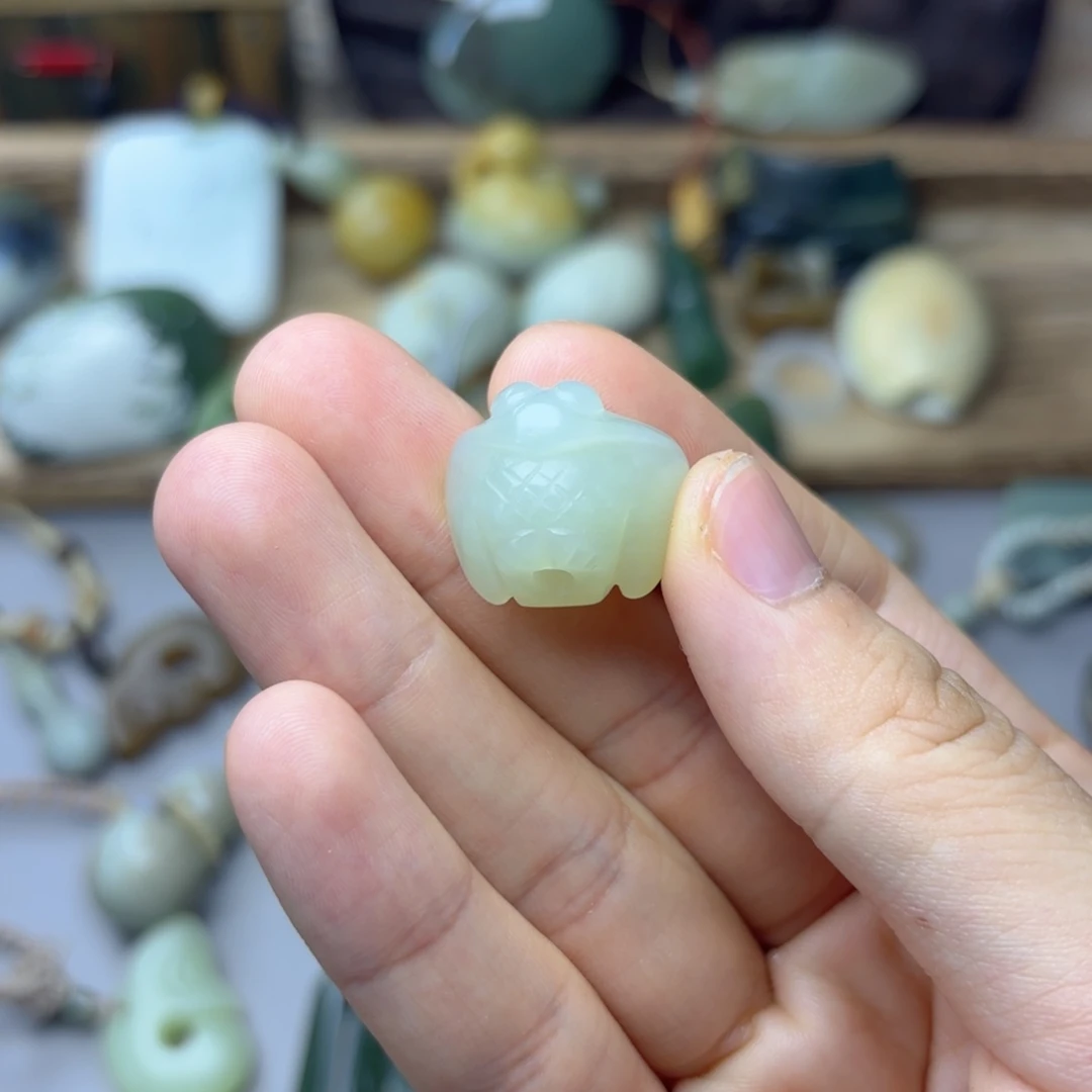 奔***头透闪石质玉未镶嵌颈饰
