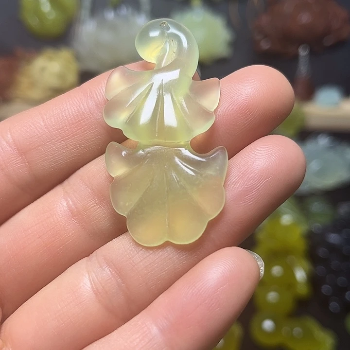 蛇纹石玉未镶嵌颈饰