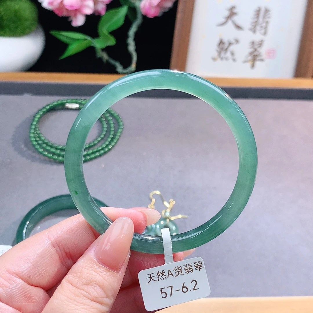 未镶嵌手镯（圆镯）翡翠
