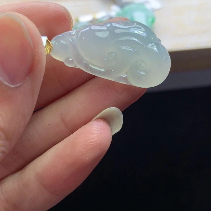 翡翠18K金镶嵌颈饰吊坠