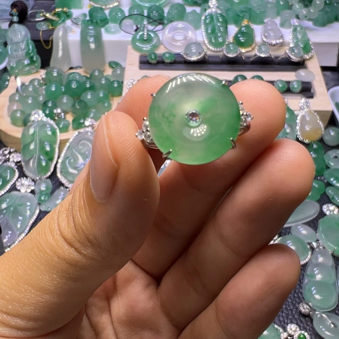 石英质玉（非洲翠）未镶嵌颈饰