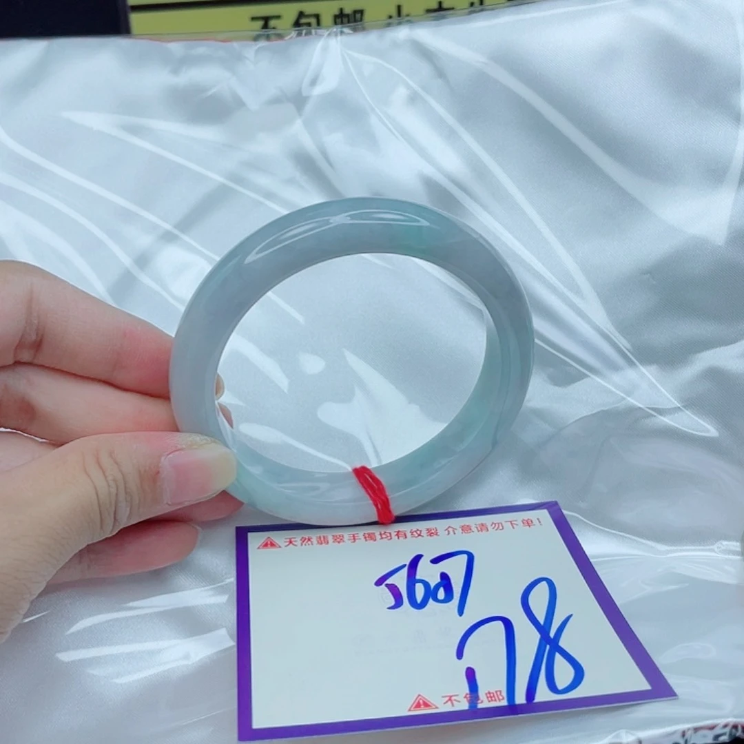 翡翠手镯未镶嵌翡翠