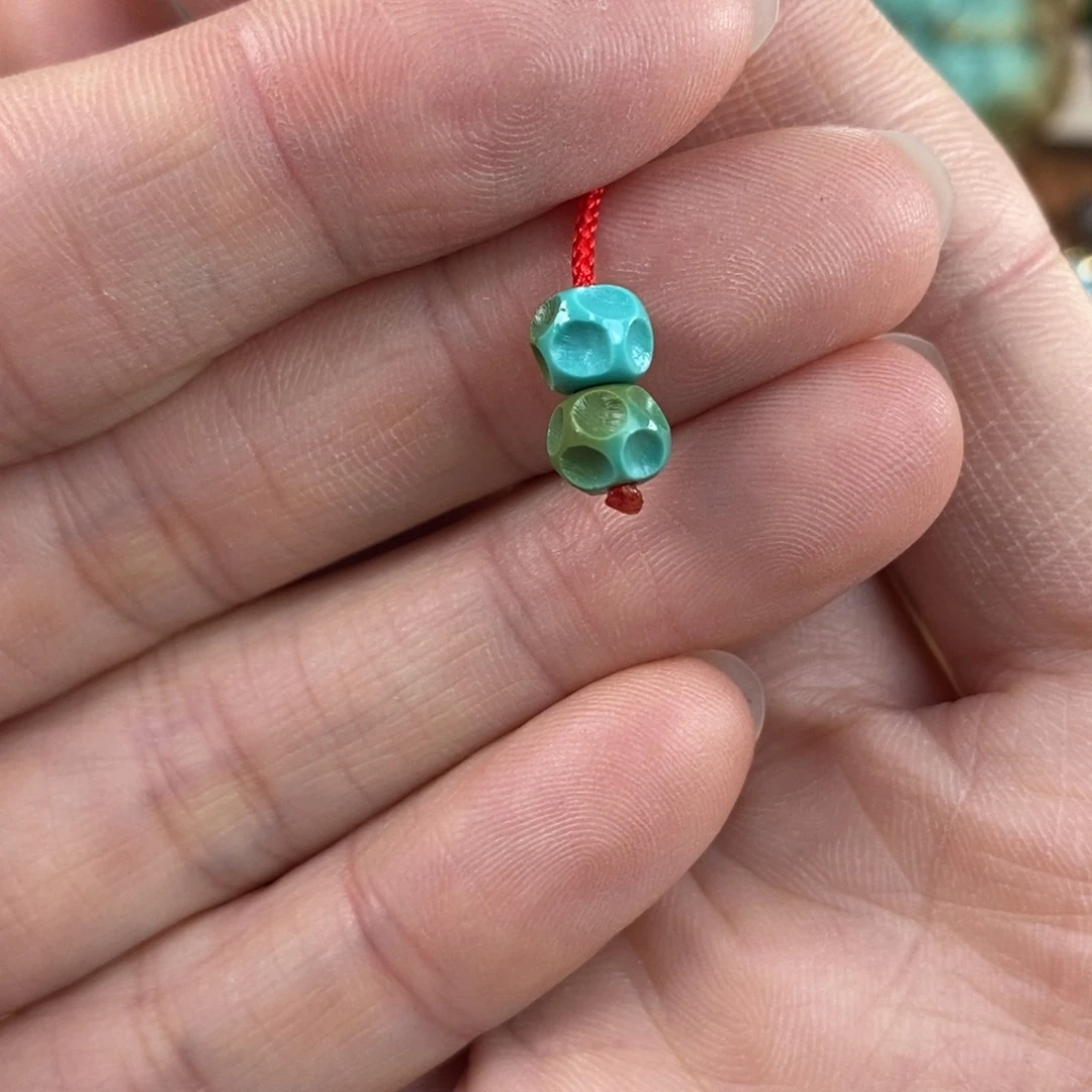 绿松石未镶嵌。无相对珠